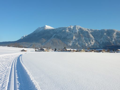 Loipe in Inzell vor den Bergen
